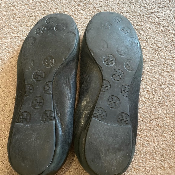 Tory Burch ballet flat. Black with gold emblem - Picture 3 of 4